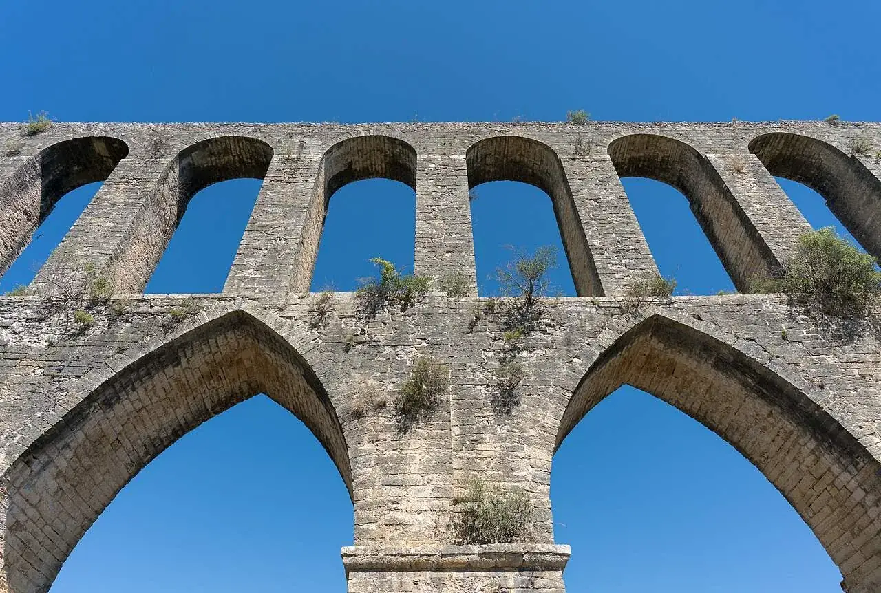The Pegões aqueduct, which carried the convent's water