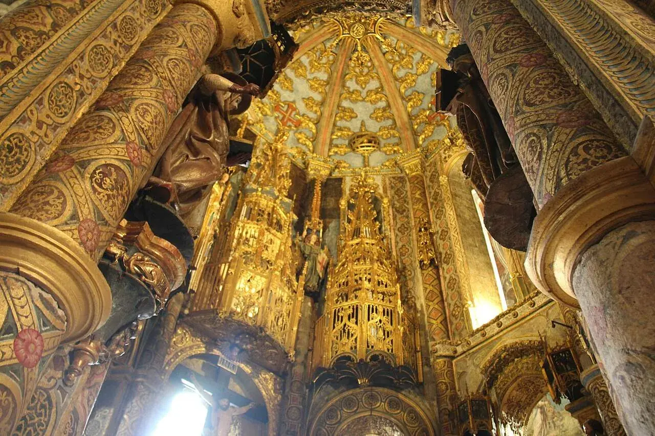 Inside the Charola: the Templar oratory, painted and gilded