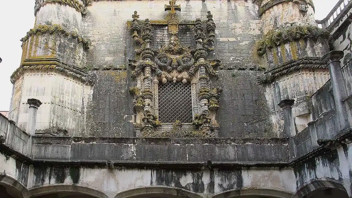 The Janela do Capítulo, the Chapter House window, from outside